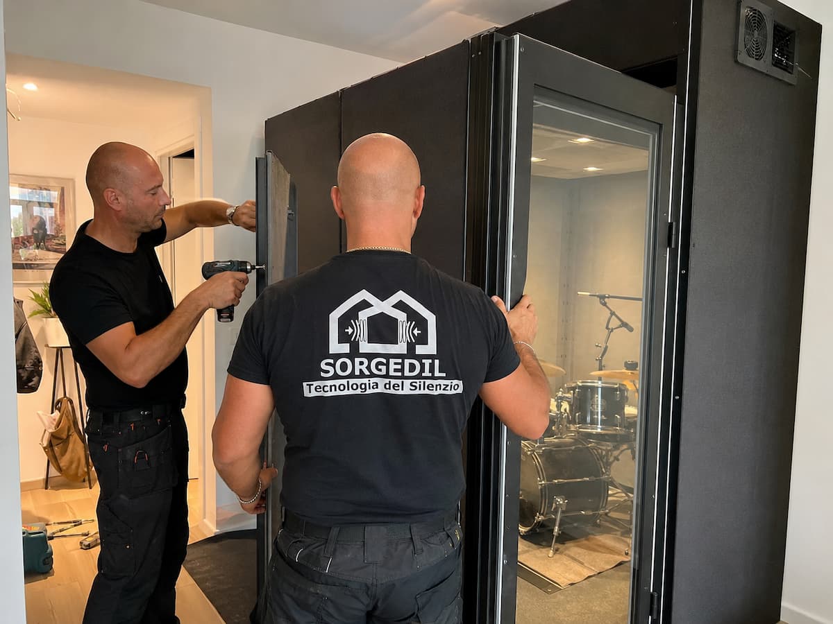 Fase di assemblaggio dei pannelli di una cabina insonorizzata Sorgedil