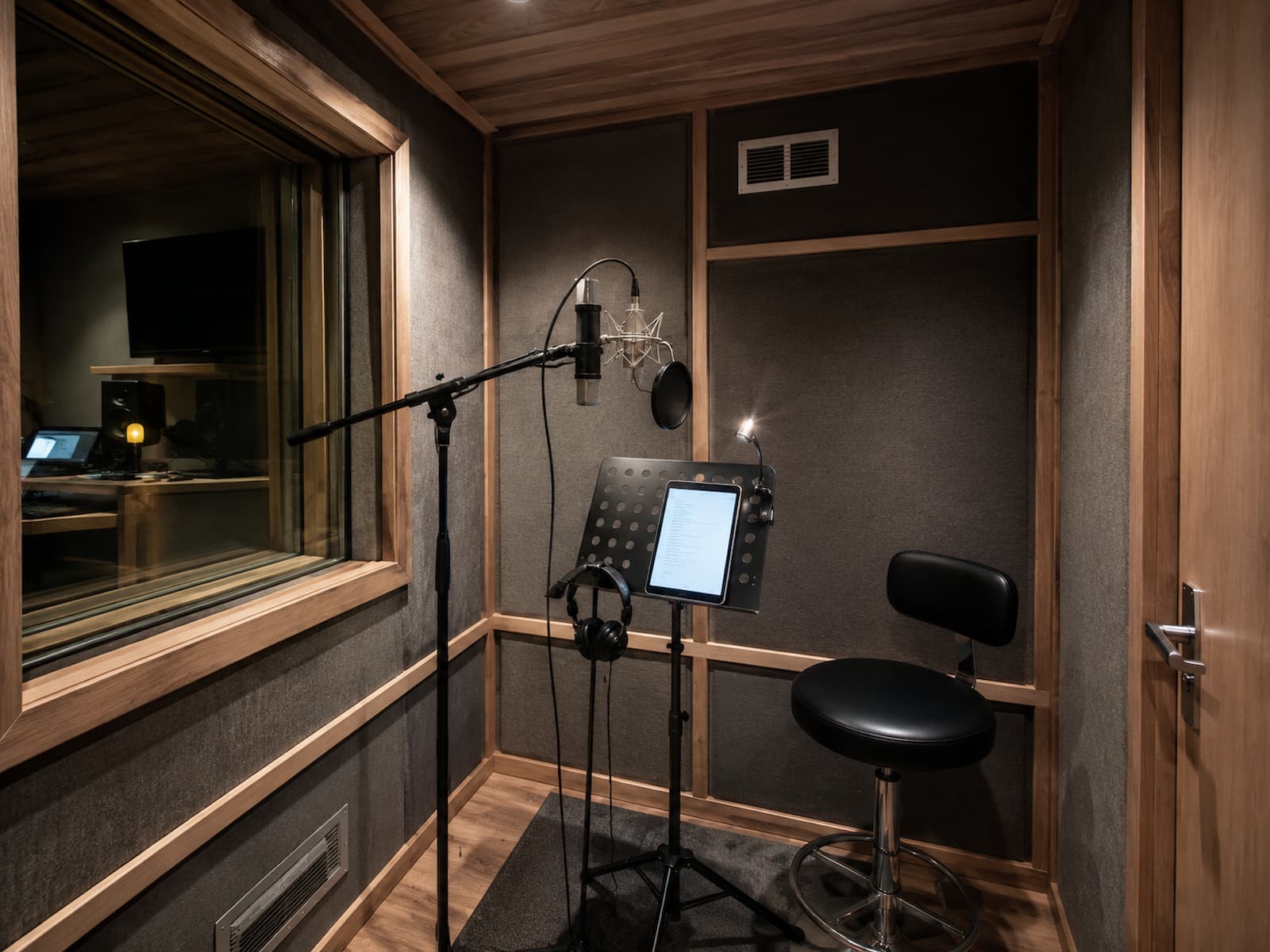 Cabina insonorizzata Sorgedil realizzata per speaker, doppiaggio e registrazione voice-over