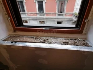 Bancale e collegamento inferiore tra serramento e muratura