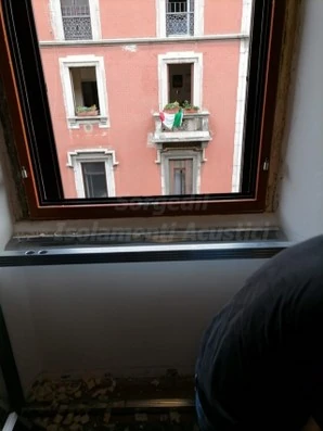 Camera tra i due serramenti e collegamento con il bancale