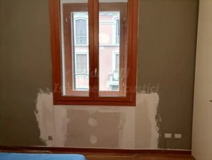 Vista frontale del doppio infisso dopo le finiture del vano