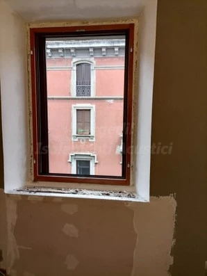 Vano finestra con doppio infisso prima del completamento delle finiture laterali
