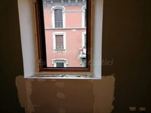 Finitura della parete sottofinestra collegata al doppio infisso
