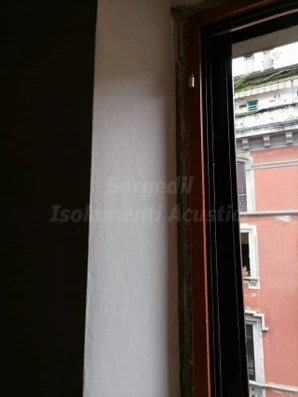 Raccordo laterale tra doppio infisso e spalletta del vano finestra