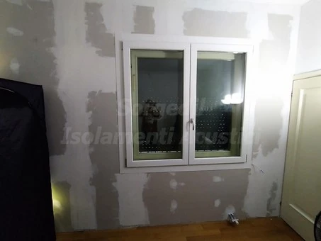 Controparete fonoisolante con doppio infisso al centro del vano