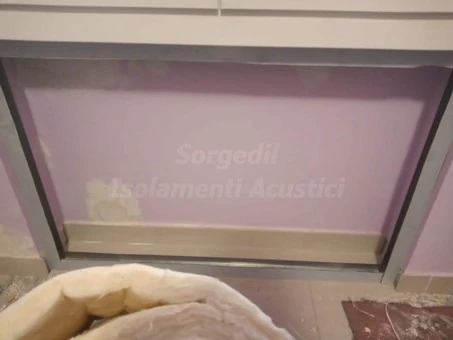 Pannellatura fonoisolante applicata sotto un infisso antirumore