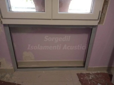 Struttura per l’isolamento acustico della parete sottofinestra