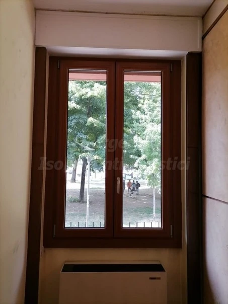 Infisso antirumore con cassonetto della tapparella visto in verticale