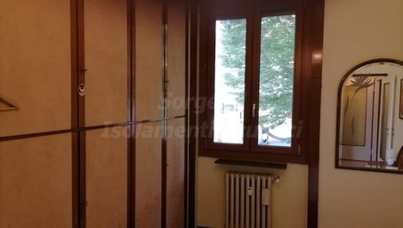Infisso antirumore e cassonetto nel contesto della stanza