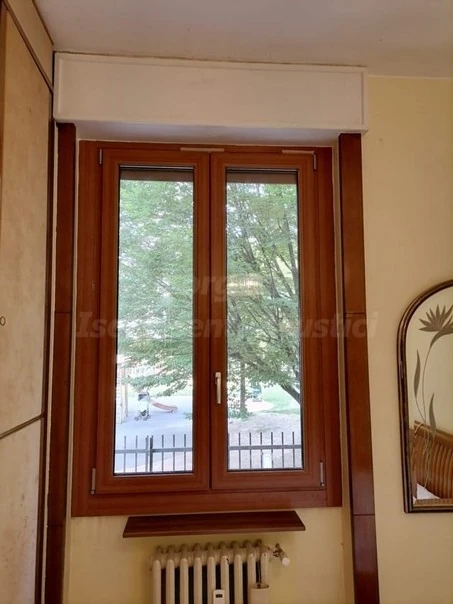 Infisso antirumore con cassonetto e radiatore sottofinestra