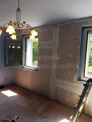 Lavori in corso sulla controparete fonoisolante con più finestre