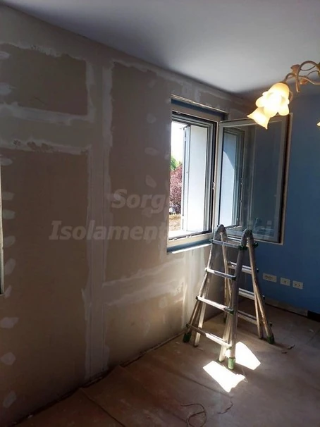 Raddoppio interno della finestra durante la costruzione della controparete