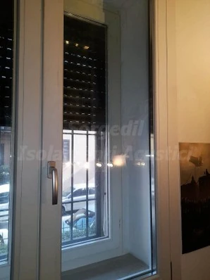 Camera tra i due infissi e spalletta laterale del vano
