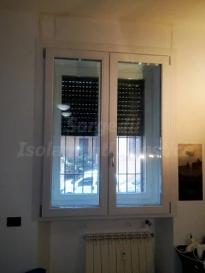 Doppio infisso con cassonetto e radiatore nel contesto della stanza