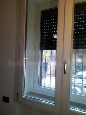 Infisso interno chiuso sulla controparete fonoisolante