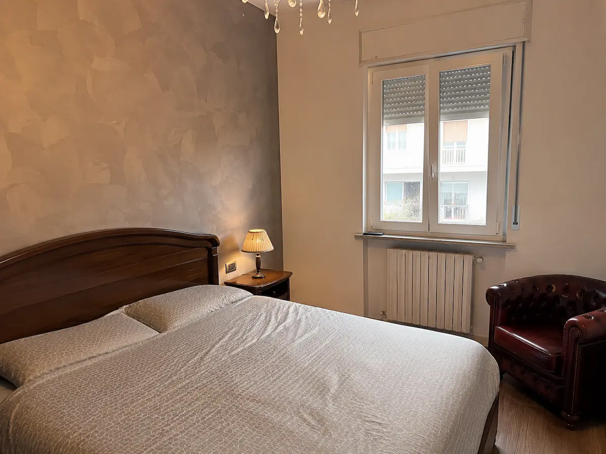 Intervento reale sulla parete di una camera da letto confinante con il soggiorno del vicino