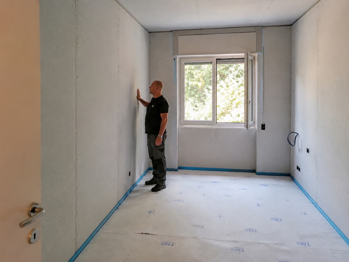 Foto reale dell’intervento Sorgedil su pavimento pareti e soffitto di una stanza a Modena