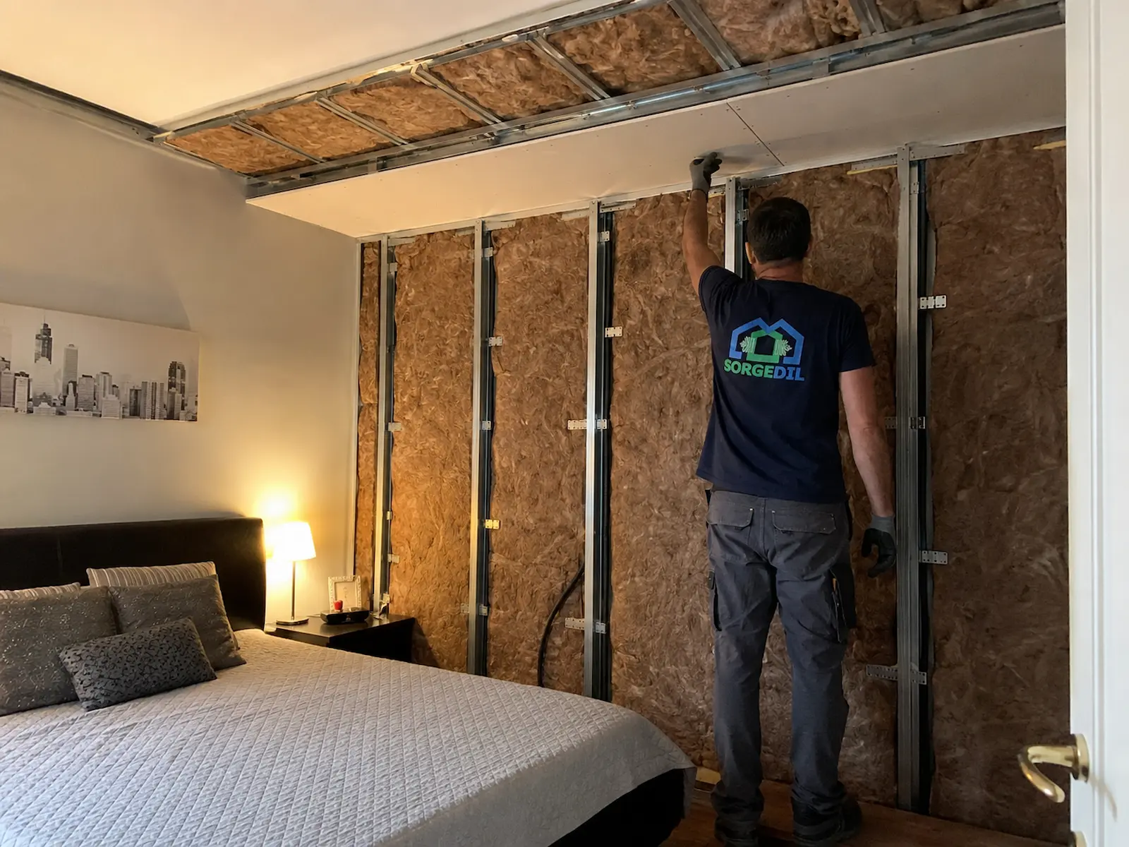 Intervento reale in camera da letto dopo la verifica di trasmissioni laterali attraverso pareti e controsoffitto