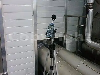 Foto di rilievo fonometrico certificato presso stabilimento produttivo – Tecnico Sorgedil al lavoro<br /><br />