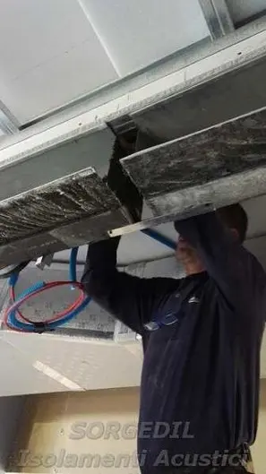 Rivestimento acustico multilayer applicato su superfici verticali della sala<br /><br />