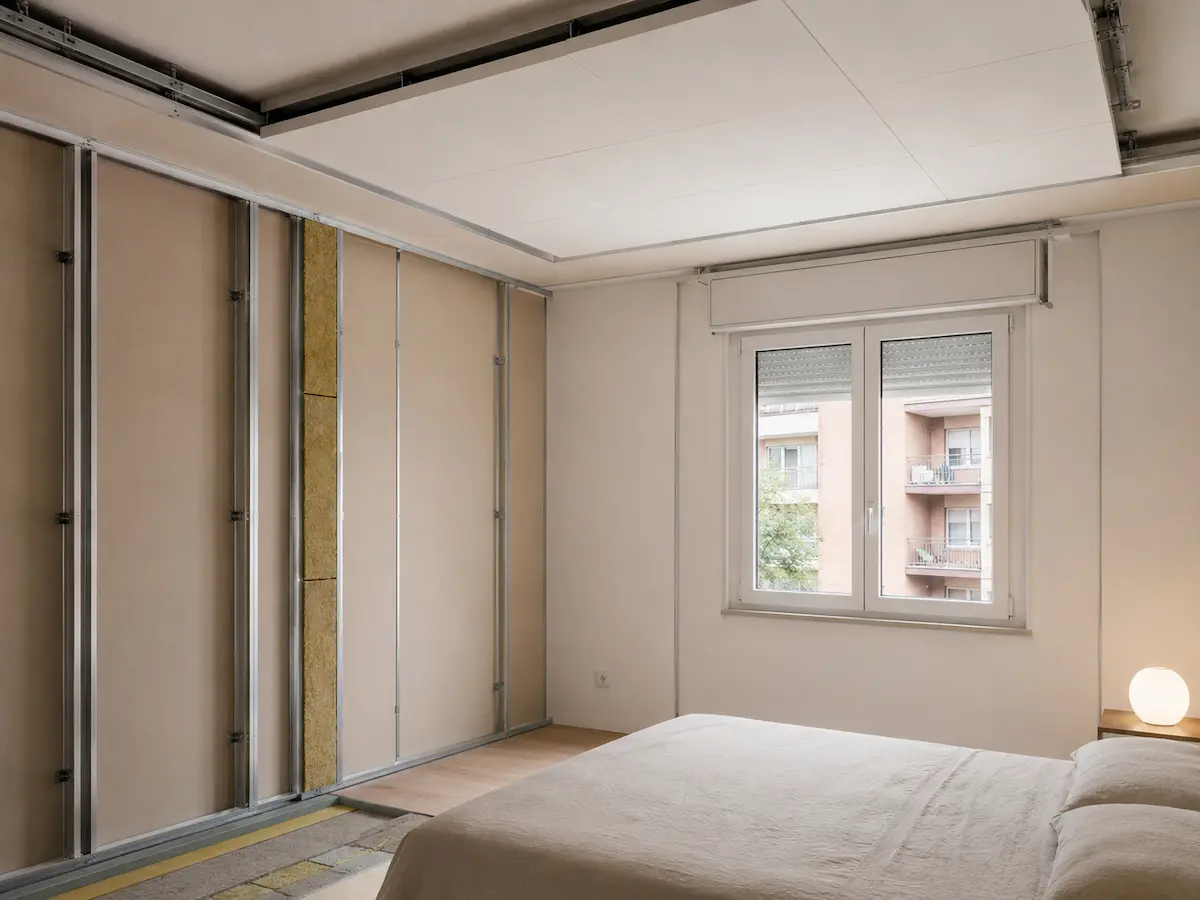 Sezione tecnica di una stanza residenziale con pareti, soffitto, pavimento, finestra e possibili percorsi del rumore