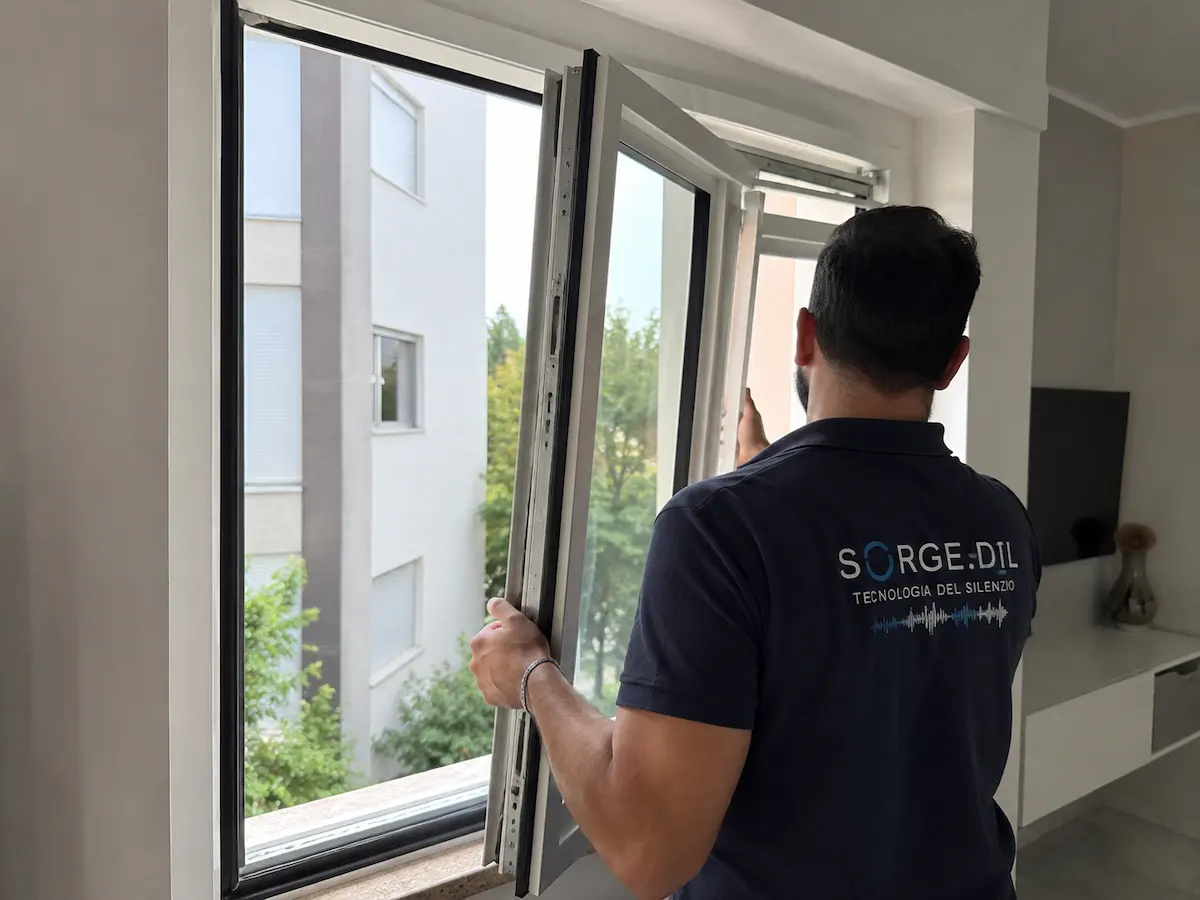 Finestra insonorizzata con vetro acustico, guarnizioni, telaio e posa specializzata
