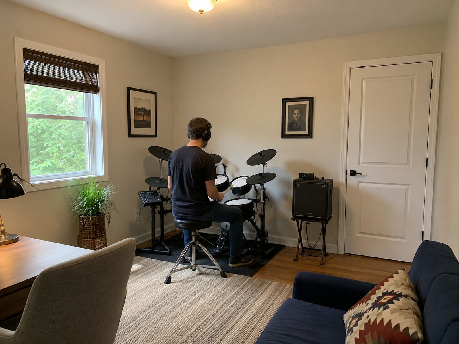 Musicista utilizza cuffie e strumenti digitali per limitare temporaneamente il disturbo in casa prima dell’intervento di insonorizzazione