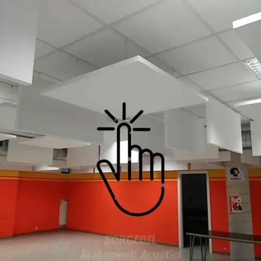 Installazione di isole fonoassorbenti a soffitto nella mensa scolastica del Comune di Costa di Mezzate (BG): intervento professionale per eliminare rimbombo e migliorare il comfort acustico.