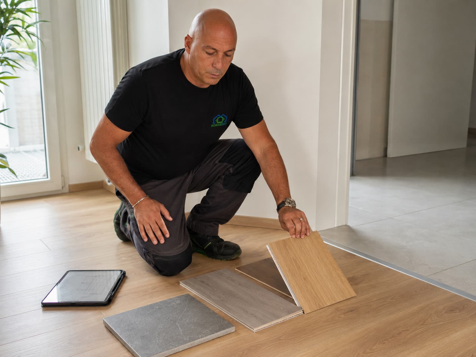 Tecnico Sorgedil valuta campioni di parquet, laminato, PVC e gres per un pavimento acustico a Milano