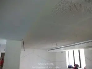 Dettaglio installazione pannelli per assorbimento rumore<br /><br />