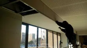 Dettaglio tecnico della giunzione tra pavimento flottante e pareti insonorizzate<br /><br />