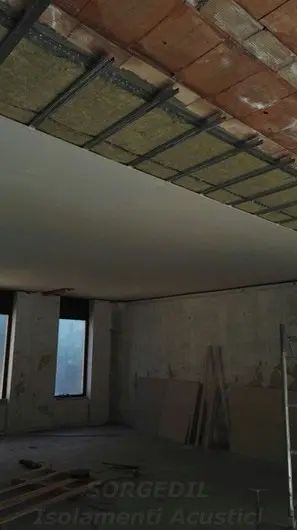 Dettaglio della connessione disaccoppiata tra pareti e pavimento flottante<br /><br />
