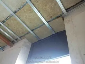 Vista della sala crossfit isolata acusticamente in ambiente condominiale<br /><br />