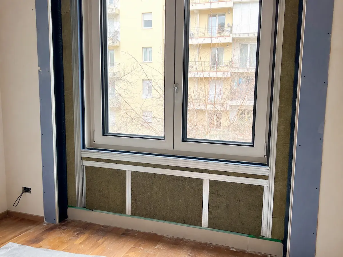 Isolamento acustico della parete sottofinestra e delle spallette intorno a un infisso antirumore Sorgedil