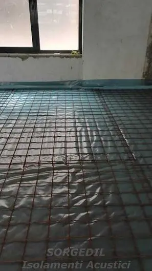 Posa di materiali fonoisolanti ad alta densità per ridurre le vibrazioni da impatto<br /><br />