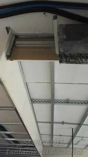 Controsoffitto acustico progettato per ridurre riverbero in sala crossfit<br /><br />