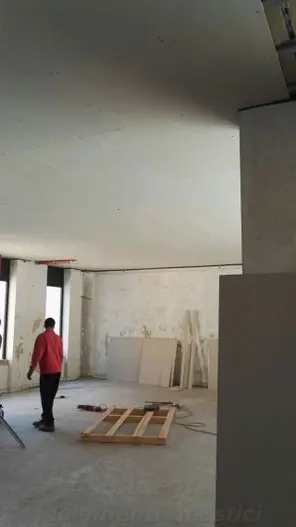 Sistema acustico disaccoppiato su pareti e pavimenti della sala crossfit<br /><br />