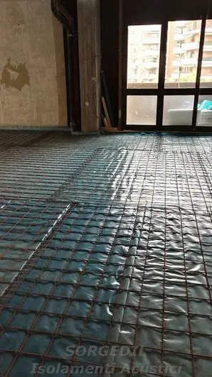 Dettaglio tecnico del sistema disaccoppiato per pareti e pavimento in palestra<br /><br />