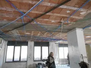 Controsoffitto installato con struttura indipendente per assorbimento sonoro<br /><br />
