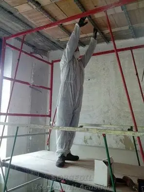 Vista interna della sala trattata con pannelli fonoassorbenti su soffitto<br /><br />