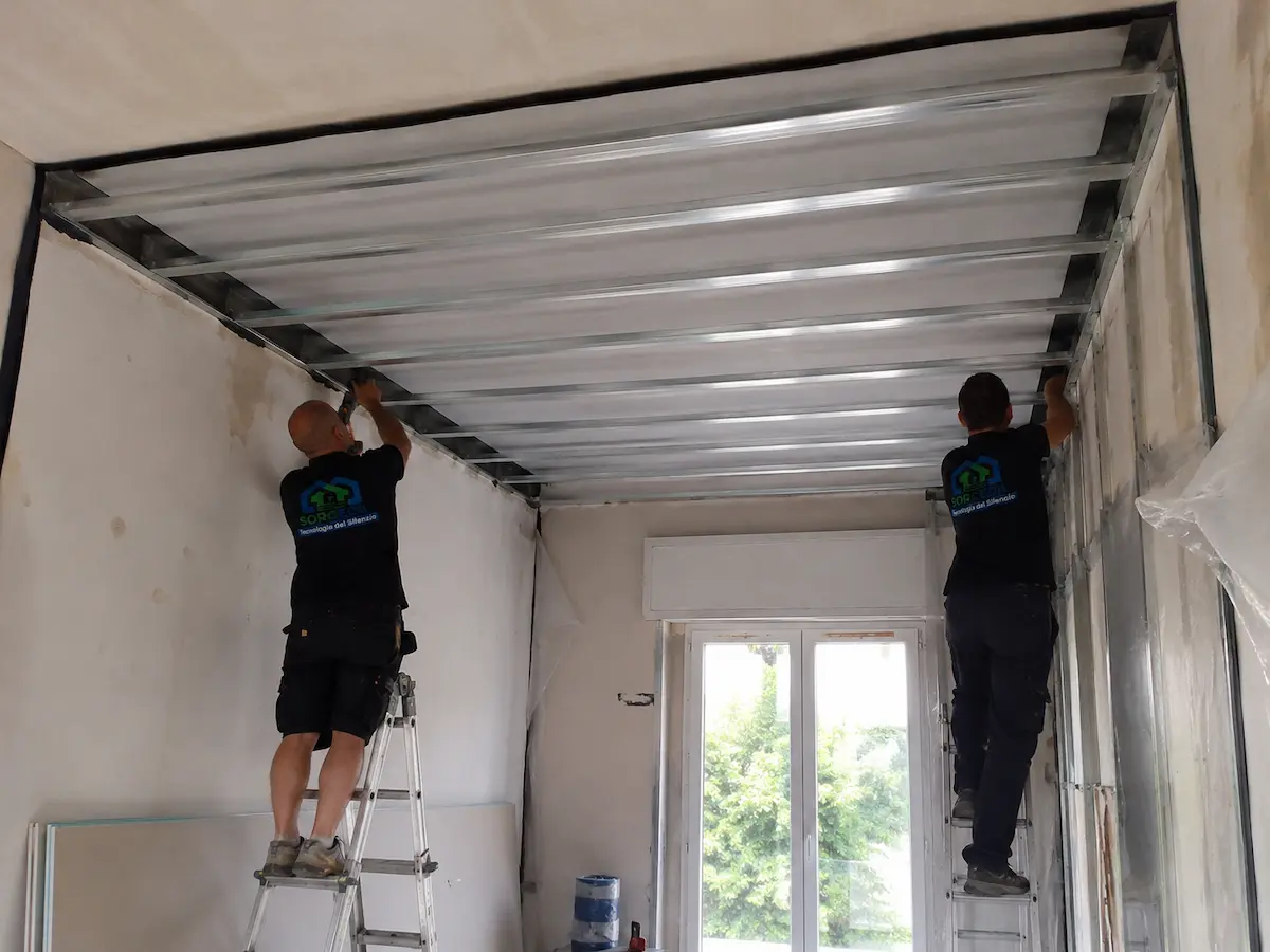 Realizzazione di un soffitto insonorizzato Sorgedil con struttura autoportante senza pendini