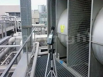 Dettaglio dell’uso di fonometro tarato in sito produttivo durante misurazione ufficiale<br /><br />