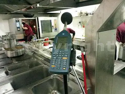 Foto reale di perizia con microfono esteso e registratore di livello sonoro<br /><br />