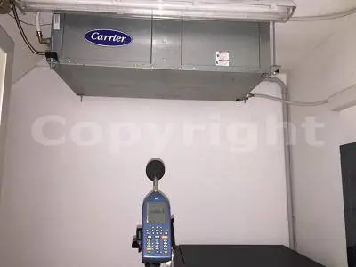 Tecnico Sorgedil misura livelli sonori generati da impianto industriale rumoroso<br /><br />