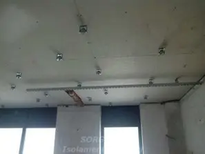 Strato fonoassorbente in posa su soffitto sportivo<br /><br />