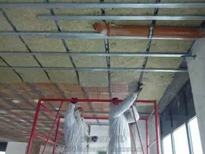 Finitura delle pareti insonorizzate con rivestimento tecnico certificato<br /><br />