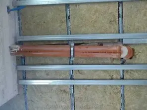 Posa completa di pannelli isolanti su soffitto e pareti della palestra<br /><br />