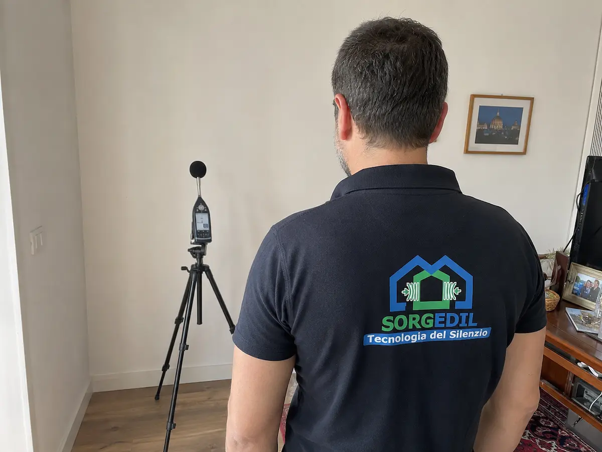 Tecnico durante il sopralluogo analitico e la misura del rumore di fondo per una parete confinante a Roma