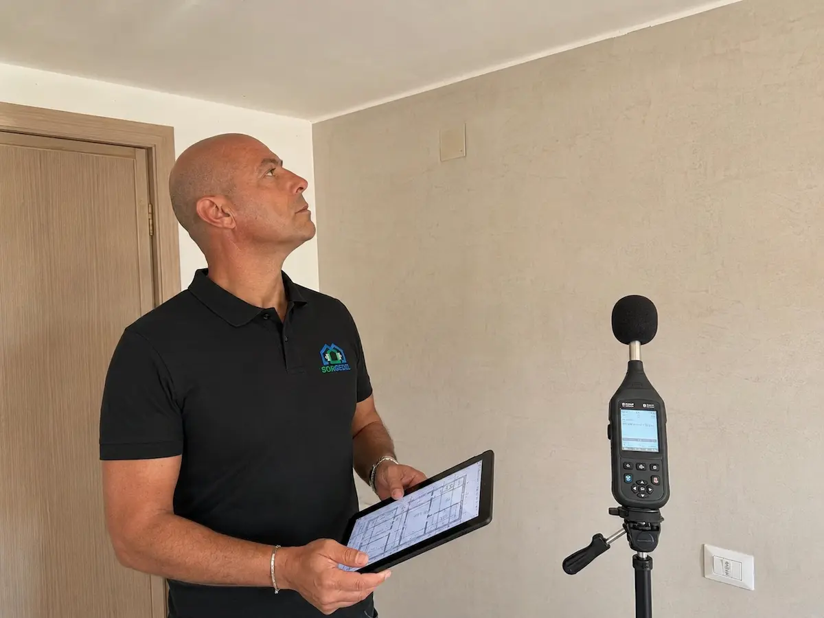 Tecnico Competente in Acustica durante la verifica del rumore trasmesso da soffitto e pareti