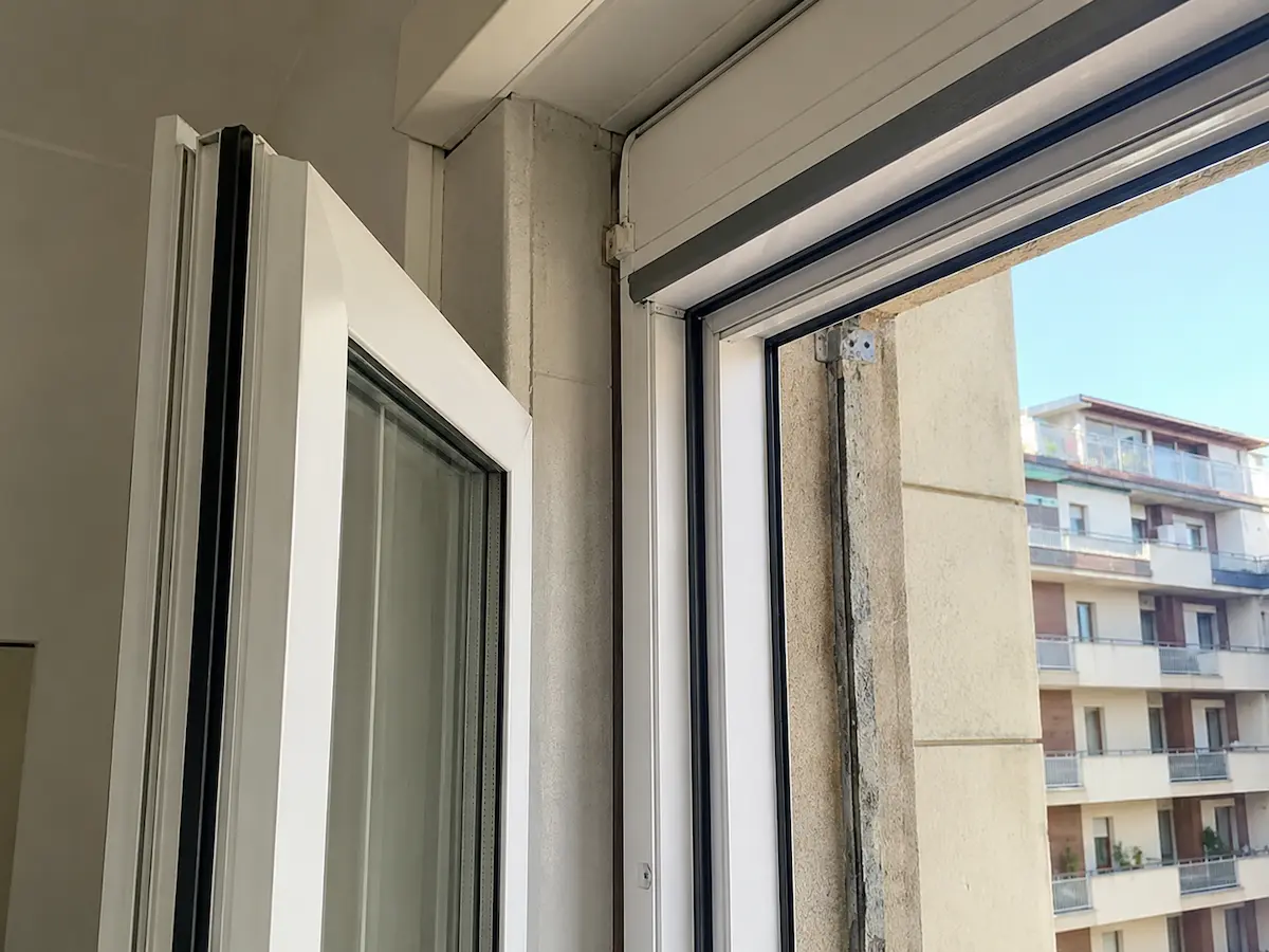 Finestra antirumore in PVC con vetro acustico, guarnizioni, posa specializzata e cassonetto della tapparella